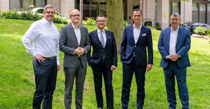 Kurt Jovy, Sascha Kurzidem, Dr. Rainer Suter, Manuel Neher (v. links) und Michael Lennert. Foto dpn