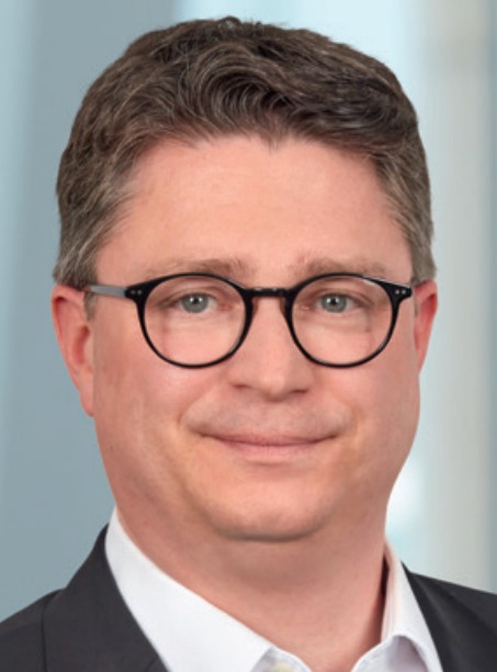 Joachim Alt ist Produktmanager für Multi Asset und Overlay. Er betreut die Investmentstrategien und unterstützt das Portfolio- und Relationship Management bei Kundenanfragen. Bevor er 2022 zur Helaba Invest kam, war er bei Union Investment und Deutsche Asset Management (heute DWS) in der Betreuung von Investment Consultants und im RfP Management tätig. Er ist Diplom-Betriebswirt (FH), CIIA, CEFA.