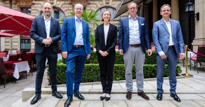 v.l: Moderator Dr. Guido Birkner, Hans-Joachim Seyfarth, Gwen Busby, Constantin Freiherr von Wendt und Axel Hesse. Foto: © Dirk Beichert BusinessPhoto / Bettina Beichert für dpn-Magazin.