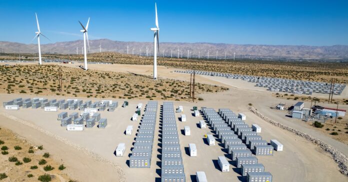 Batteriespeicher bei einem Kraftwerk in der Wüste bei Palm Springs. Foto: AdobeStock_The Desert Photo