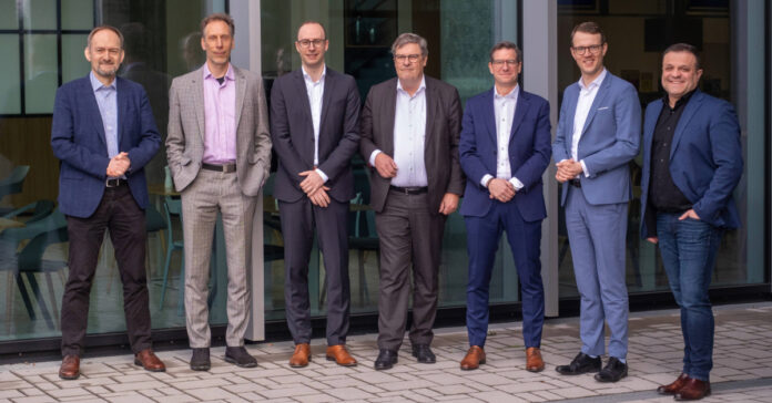 Über aktuelle Trends im Immobiliensektor diskutierten Gregor Asshoff, Vorstand von SOKA-BAU, Stefan Ebinger, Head of Real Estate Investments bei der Debeka Versicherungsgruppe, Uwe Krause, Head of Real Estate Asset- and Fund Management bei MEAG, Stefan Wundrak, Head of Research Europe bei Nuveen Real Estate, und Stefan Dölker, Rechtsanwalt und Partner bei Silverton. Dr. Guido Birkner und Goran Culjak moderierten die Runde. Foto: Andreas Varnhorn