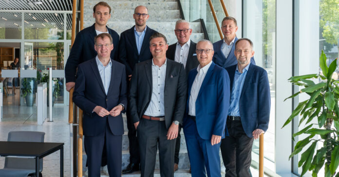 In Leserichtung: dpn-Redaktionsvolontär Justin Geschwill, Alexander Lehn, Head of Client Lines, Product & Solutions, BNP Paribas, Jürgen Scharfenorth, Senior Business Advisor, concedro GmbH, Klaus Hinneschiedt, Leiter Custody & Clearing Services, LBBW, Karsten Ehlen, Head of Asset servicing, Zurich Gruppe Deutschland, Patrick Westerhoff, Leiter Vertriebsmanagement Operations & Verwahrstelle, DZ Bank, Jörg Debé, Leitung Kundenbetreuung/Vertrieb Investment Services, DekaBank Deutsche Girozentrale und dpn-Chefredakteur Dr. Guido Birkner. Foto: dpn-Magazin