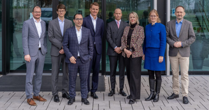 v.l: Patrick Daum, Chef vom Dienst dpn Online, Malte Kleindiek Stabsabteilungsleiter Direktanlage & Private Debt, Provinzial Asset Management, Eugenio Sangermano, Geschäftsführer von BF Capital, Lars Hagemann, Head of Structured Finance bei Berenberg, Eric Ostermann, Head of Private Debt Corporate Direct DACH bei Generali Asset Management, Eve Buckland, dpn, Anke Rindermann, Managing Director Global Corporate Ratings bei Morningstar DBRS und dpn-Chefredakteur Guido Birkner. Foto: dpn Magazin