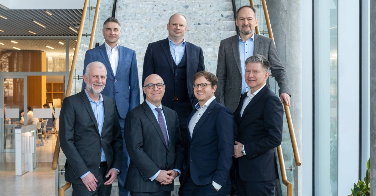 V. l.: Thorsten Lang, Leiter Asset Management Credit, Helaba Invest, Investment Director der Capital Group, Peter Becker, Redakteur Arrian Correns, Senior Portfolio Manager der Deka Investment, Jörg Bungeroth. H. l.:  Arno Hofmann, Leitung Liquide Assets, Evangelische Ruhegehaltskasse Darmstadt, Loki Zanini, Abteilungsleiter Kapitalanlage, Deutsche Familienversicherung, und Chefredakteur Guido Birkner. Foto: dpn-Magazin