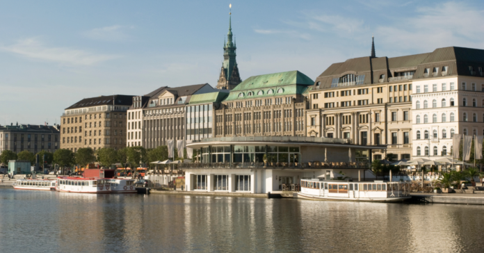 Foto: Der Jungfernstieg in Hamburg. Quelle: Adobe.Stock: karlo54