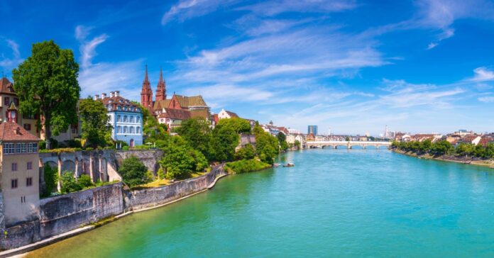 Basler Altstadt mit Blick auf das Basler Münster und den Rhein.Foto: AdobeStock_ gatsi
