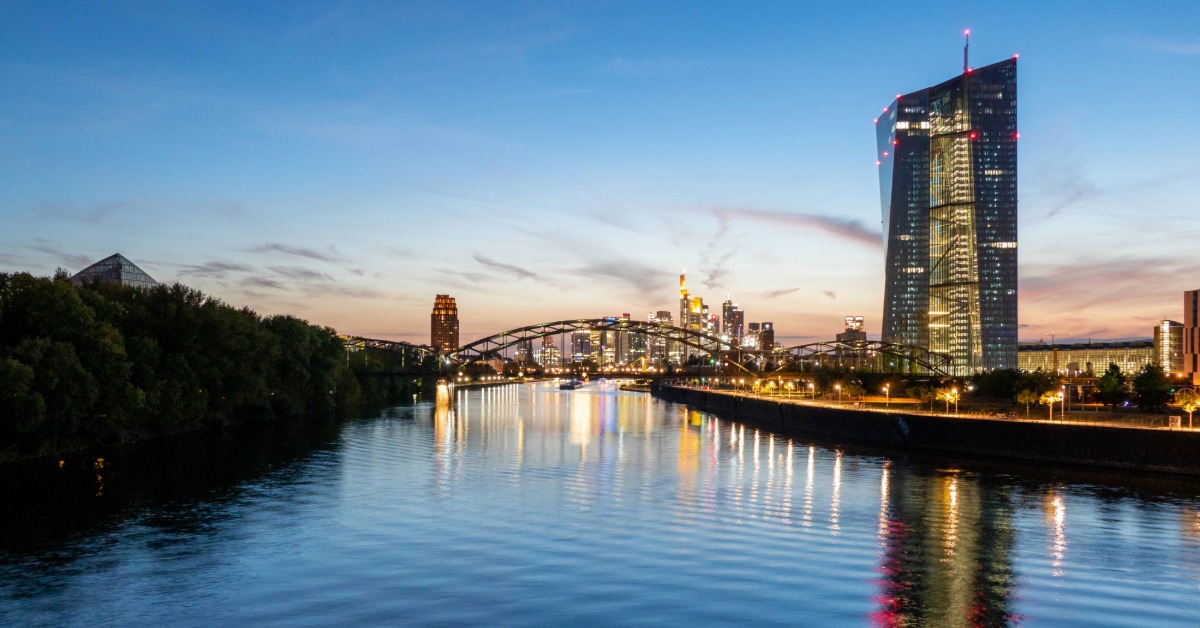 Blick auf die Europäische Zentralbank mit Frankfurter am Abend. Foto: AdobeStock_ Tobias