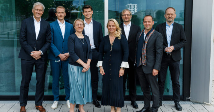 H. l.: Markus Wandt, Chief Investment Officer, Aquila Capital, Justin Geschwill, Redakteur dpn, Tim Meyer, Stellvertretender Leiter Kapitalanlagemanagement und Investmentmanager Infrastruktur, Versorgungswerke der Apothekerkammer Nordrhein und der Tierärztekammer Nordrhein, Torsten Heidemann, Head of Infrastructure & Energy, Berenberg, Guido Birkner, Chefredakteur dpn, V. l.: Alexandra Graf, Bereichsleiterin Zentralbereich Immobilienmanagement/Infrastruktur, ALH Gruppe, Yvonne Götz, Investment Specialist Infrastructure, Unified Global Alternatives, UBS Asset Management, Max Schönfelder, Head of Transactions Alternative Investments, Helaba Invest. Foto: dpn-Magazin