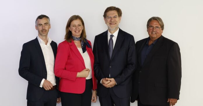 v.l.n.r.: Christoph Pramhofer (NEOS), Barbara Eibinger-Miedl (ÖVP), Andreas Zakostelsky, Obmann des Fachverbands der Pensions- und Vorsorgekassen, Josef Muchitsch (SPÖ). Foto: WKO/APA-Fotoserive/Tesarek