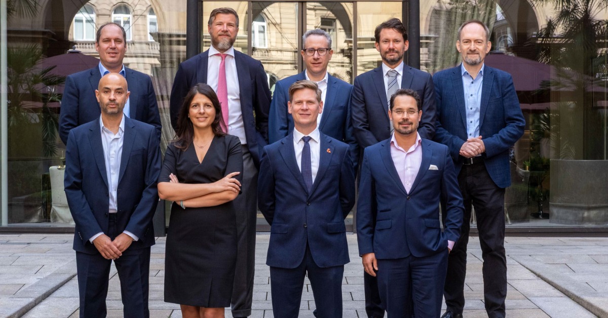 From the front left: Lewis Emmons (Marsh), Stamatia Hagenstein (Lupus alpha Asset Management), Ian Bettney (Janus Henderson), Jens Anderson (R+V Lebensversicherung). Back row from left: Tilo Kraus (Vedra Pensions Gruppe), Jakob von Kalckreuth (UBS Asset Management) Christian Leuchtweis (Scope Fund Analysis), Bálint Vágvölgyi (AEGON Asset Management), Guido Birkner, editor-in-chief dpn. Photo: Andreas Varnhorn